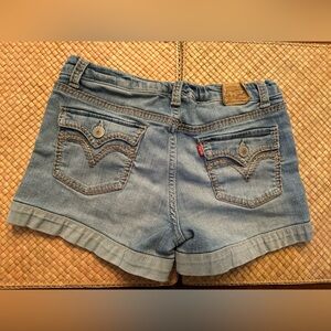 Super cute and trendy, gently worn Levi’s Shorty Short denim shorts, size 12